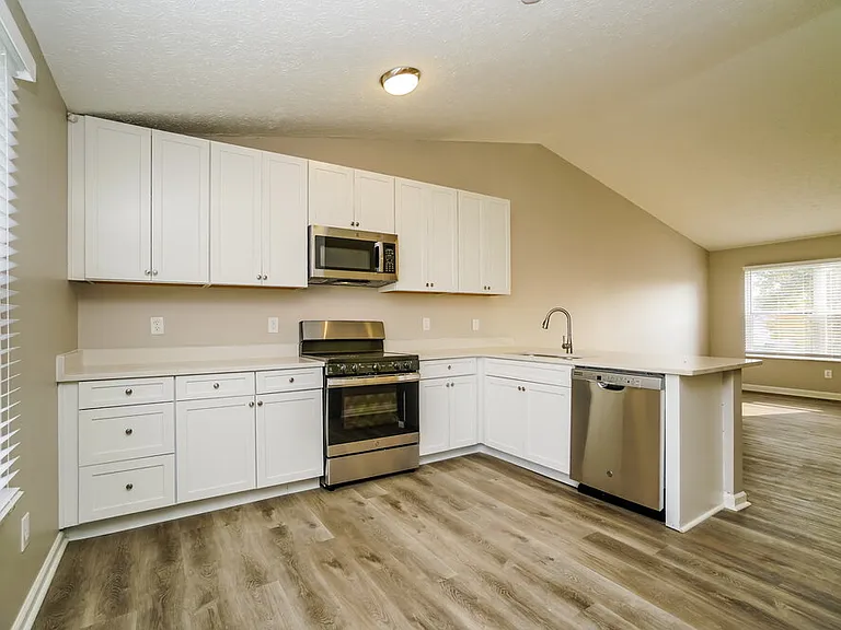 2146 Kingsglen Dr — Photo 11