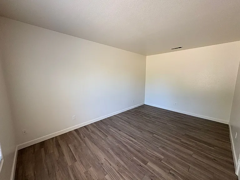 722 W James Ct — Photo 39