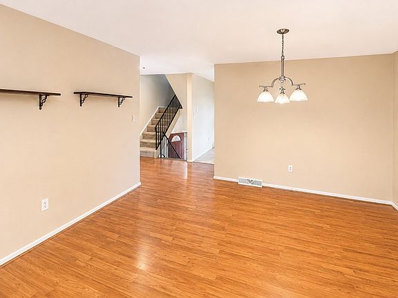 4th image of 169 London Towne Dr