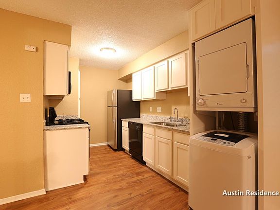 3rd image of 2808 Salado St #200
