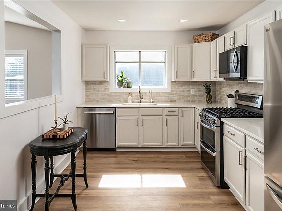 3rd image of 2 Sunset Cir