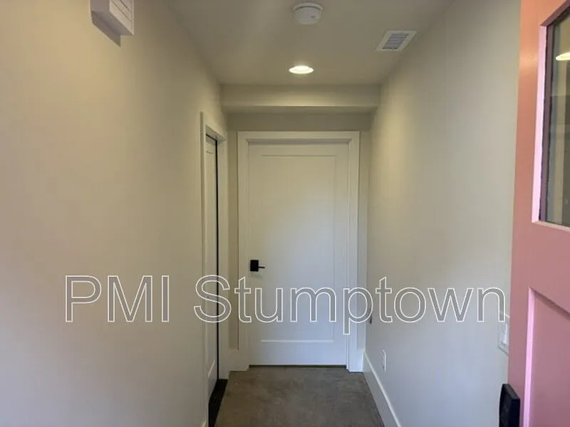 Studio, 1.0 bath, 350 sqft, $1,300 — Photo 3