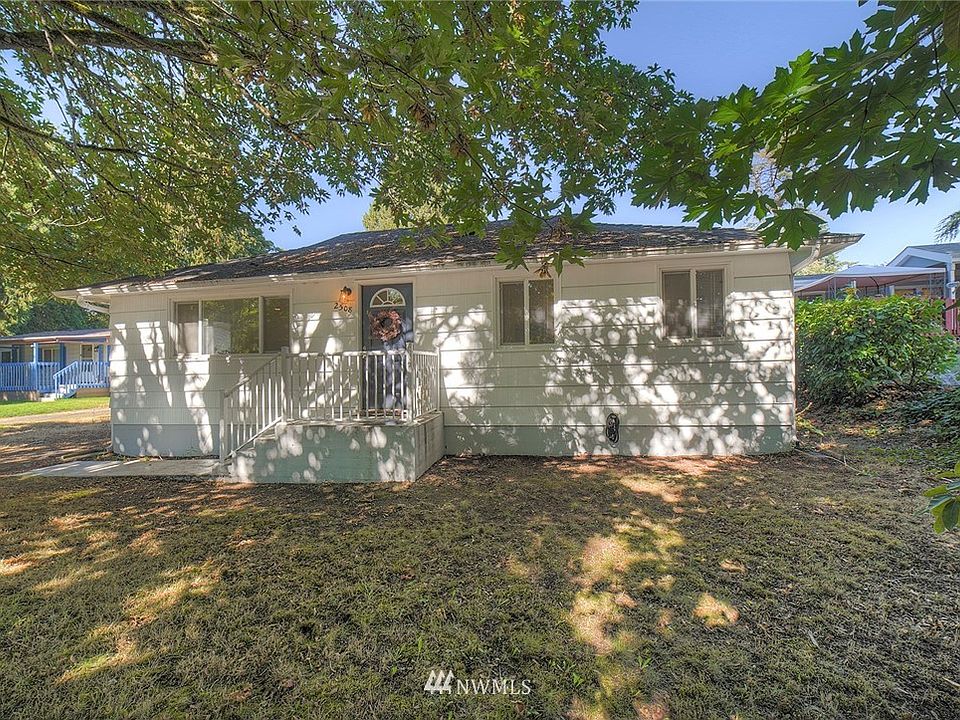 Welcome to this adorable 2 bedroom, 1 bath updated cutie!