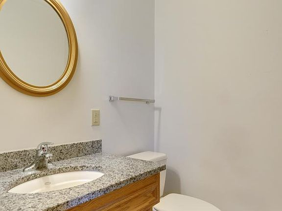 5th image of 625 Queensland Ln N