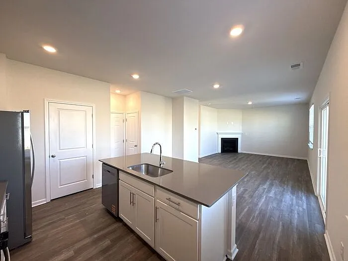 4 bed, 2.5 bath, 1991 sqft, $1,950 — Photo 4