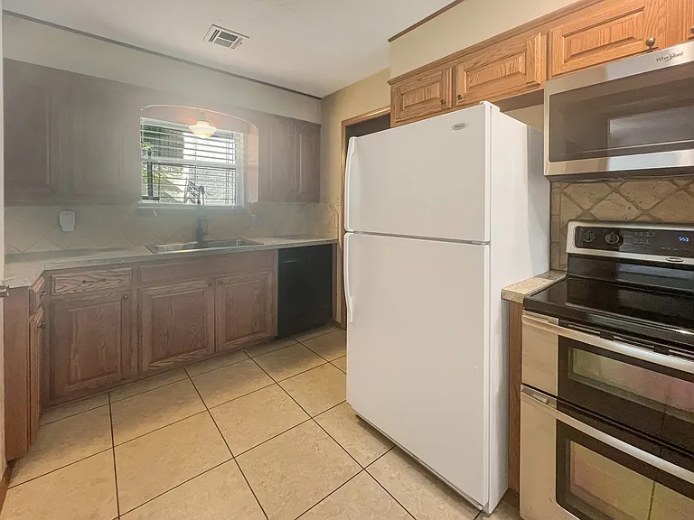 2604 NE Garden Ln — Photo 11