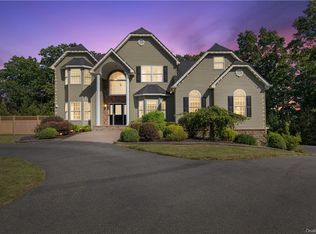 16 Sherwood Ct, Highland Mills, NY 10930