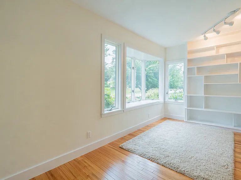 30 Middle St — Photo 11