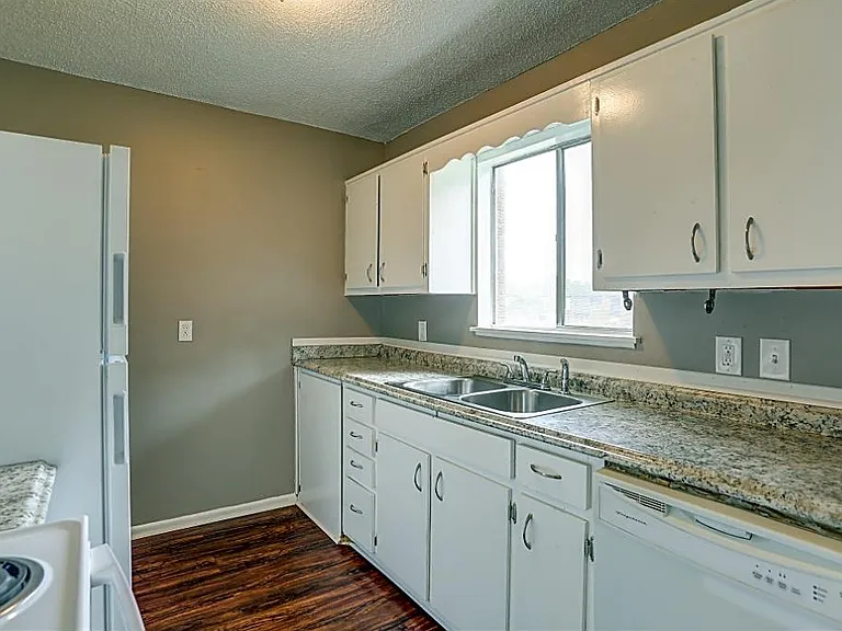 501 Laurel Dr NW — Photo 3