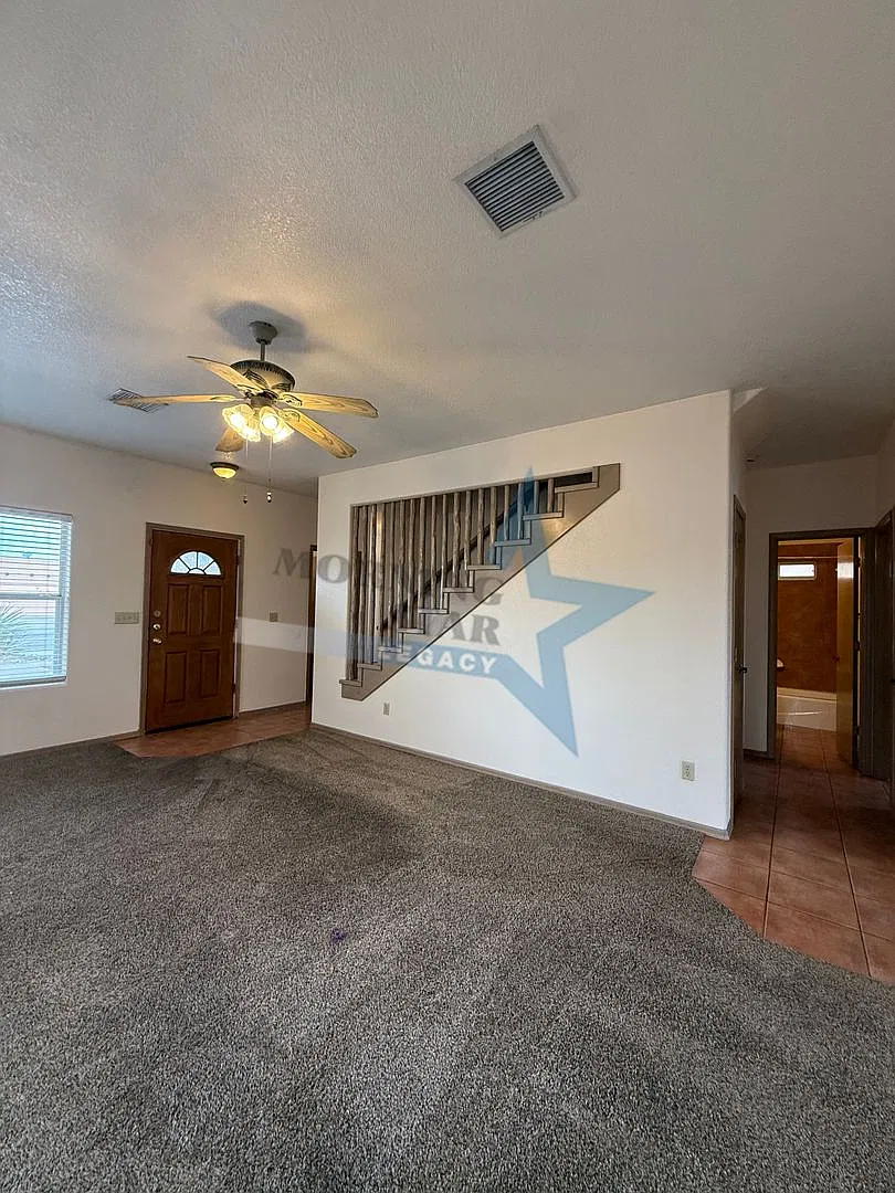 Cute 3 Bedroom Townhouse - Close to Everything! — Photo 4
