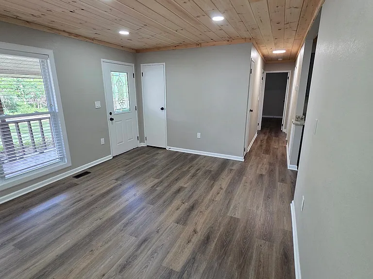 2228 Deerwood Rd — Photo 6