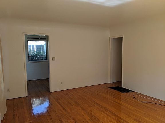5th image of 1012 E Garfield Ave