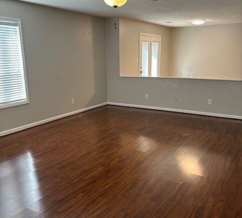 3rd image of 105 Breezewood Dr APT A