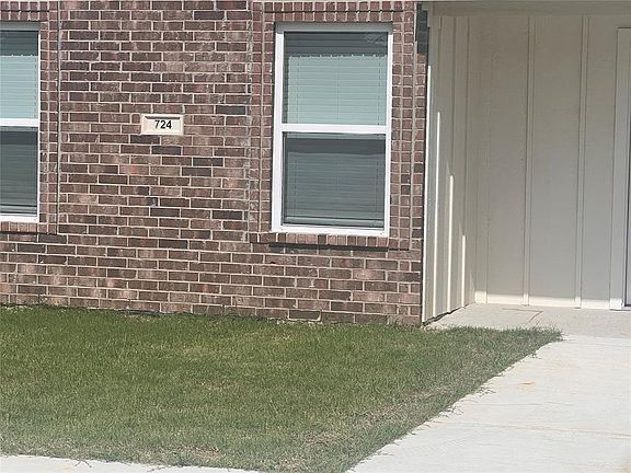 2nd image of 724 Elm St