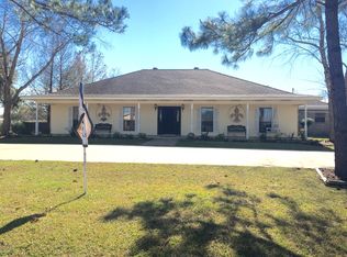 915 Village Ln, Lake Charles, LA 70605
