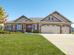 893 Goldenview Ct, Oconomowoc, WI 53066