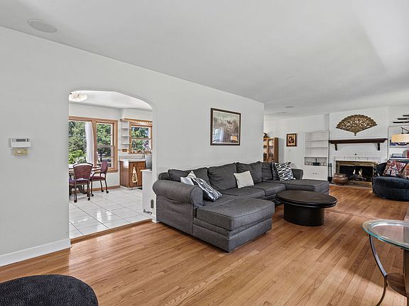 3rd image of 321 W Bloomingdale Rd