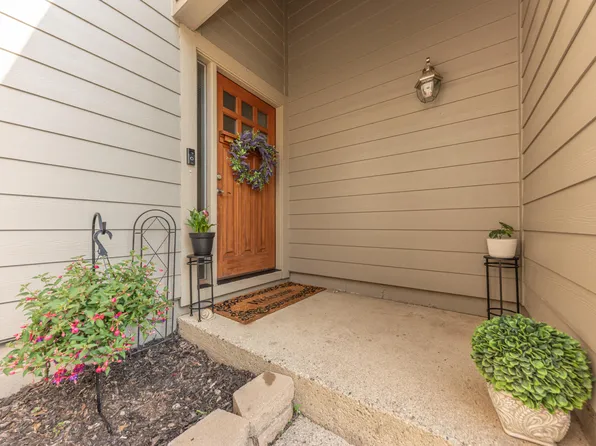 757 Peninsula Ct, Ann Arbor, MI 48105