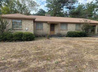 912 E 7th St, Stuttgart, AR 72160