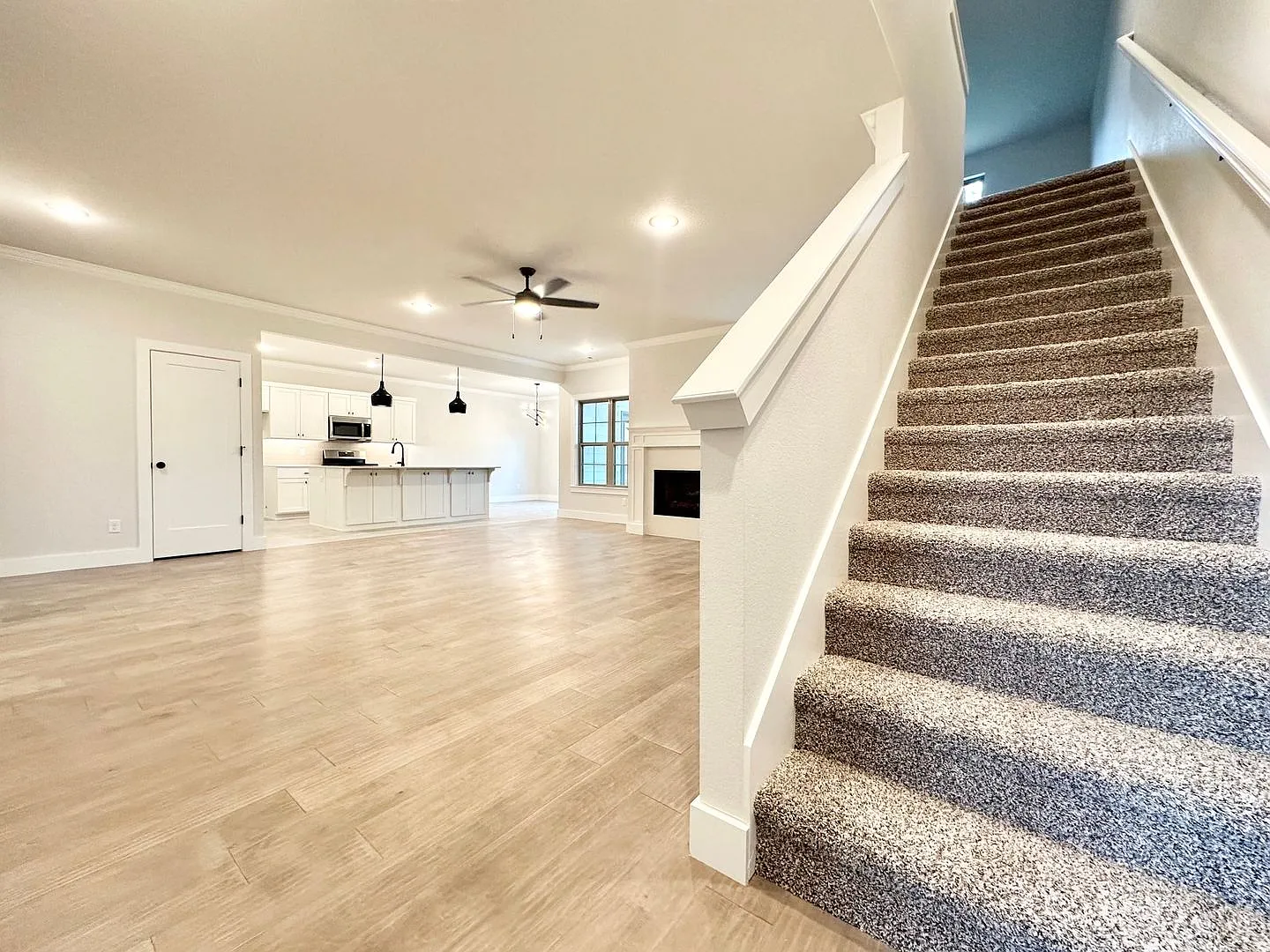 821 Lyon Loop — Photo 4