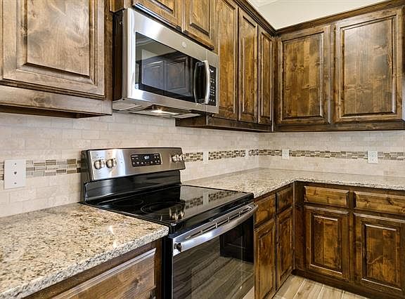 5th image of 331 Featherstone Trl