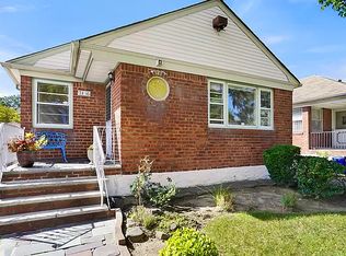 7316 172nd St, Fresh Meadows, NY 11366
