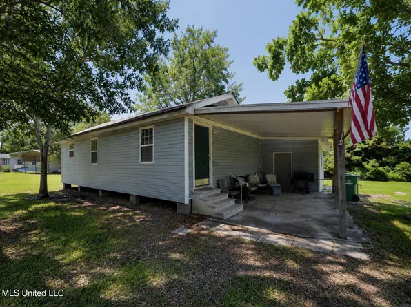 202 Pine St, Waveland, MS 39576