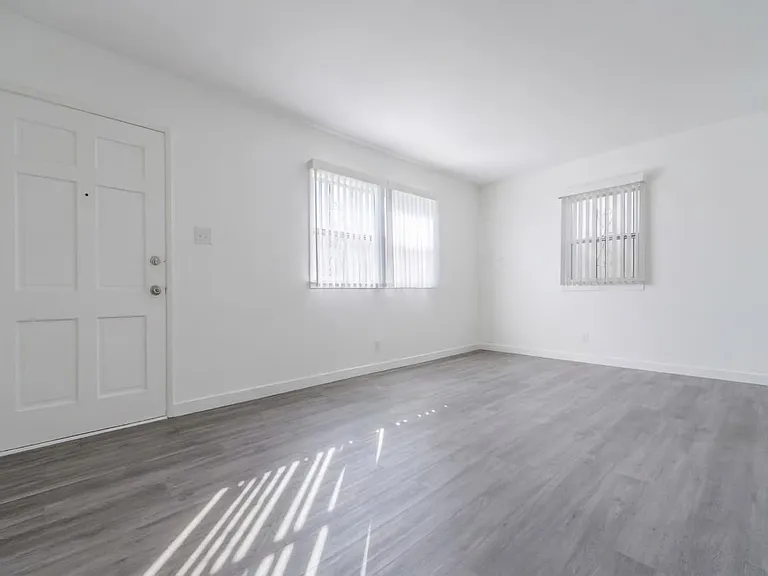 1127 W 111th St #1127 — Photo 5