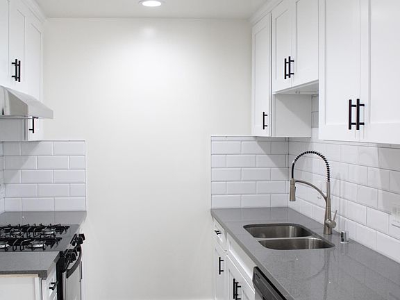 5th image of 409 Burchett St Unit 319