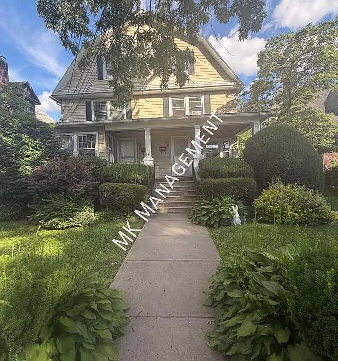 571 Charles Ave