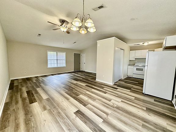 3rd image of 122 E St