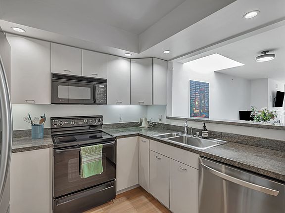 5th image of 1438 Green St Unit 3E