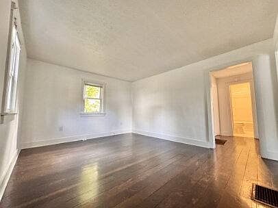 3rd image of 421 Chestnut St