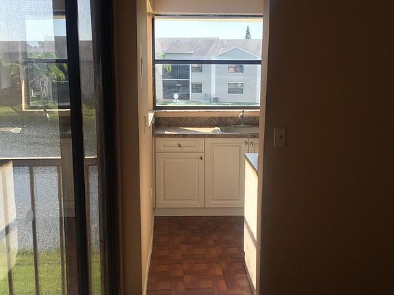 3rd image of 1190 Washington Cir APT I