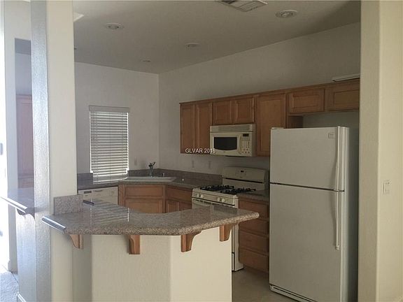4th image of 127 Tilbury Ave #0