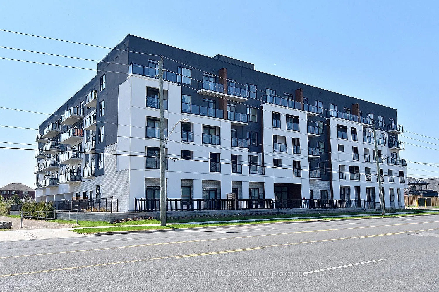 Peak Condominiums — Photo 1