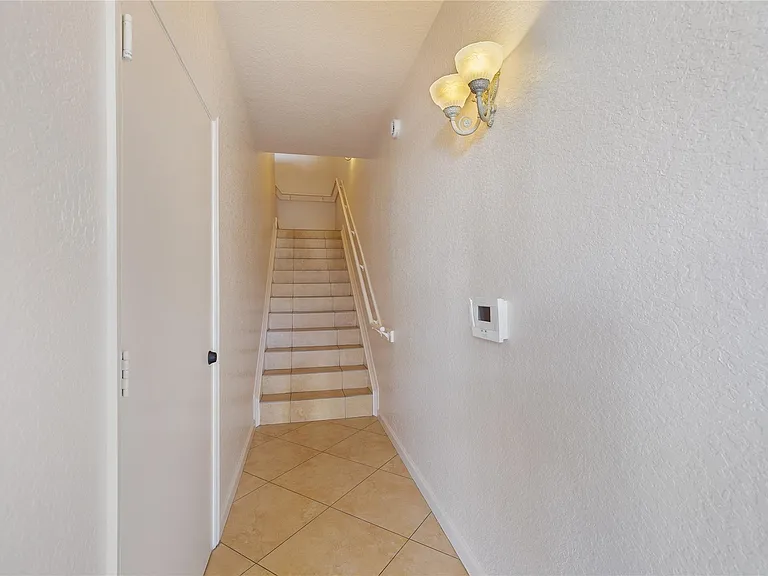 1204 Belmont Ln #1204 — Photo 3