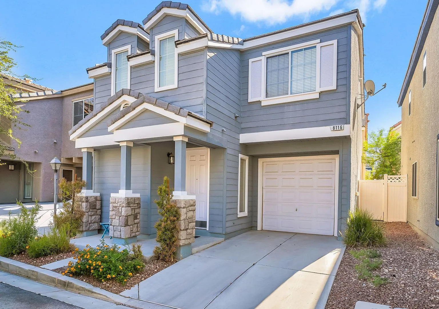 Welcome to this beautifully maintained 2-bedroom, 2.5-bathroom home with 1 car garage located in ... — Photo 2