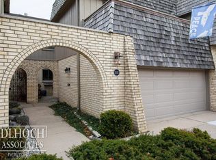 1222 Oakwood Ct, Rochester, MI 48307