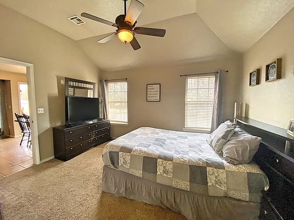 3rd image of 524 E Linden Ln