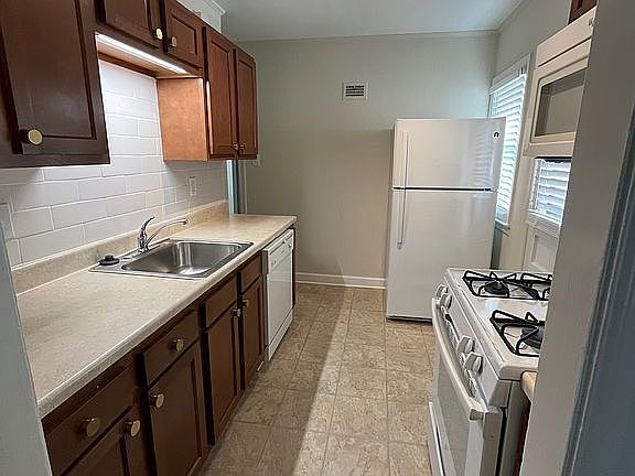 3rd image of 6008 Forest Ave