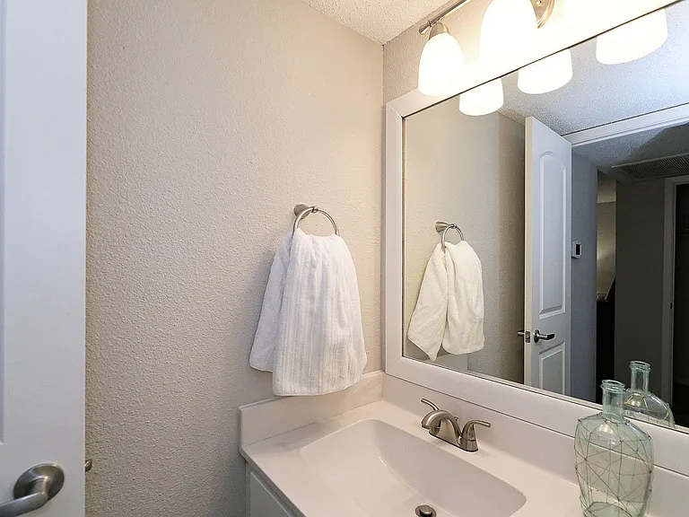 City Crest Apartments — Photo 97
