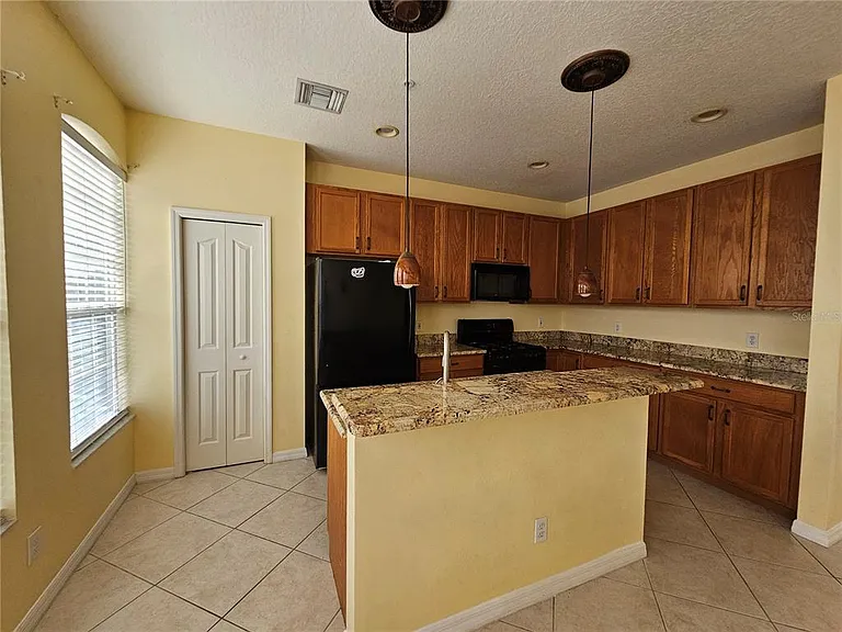 2927 Pointeview Dr — Photo 3