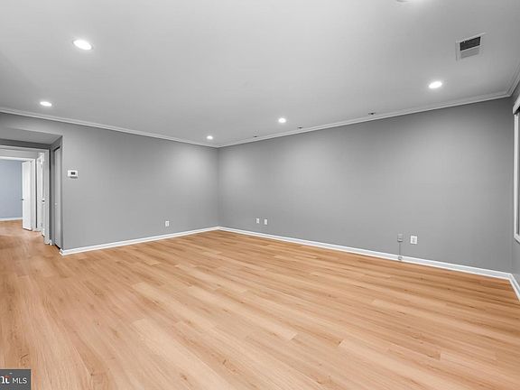 5th image of 16 Cross Keys Rd #16E
