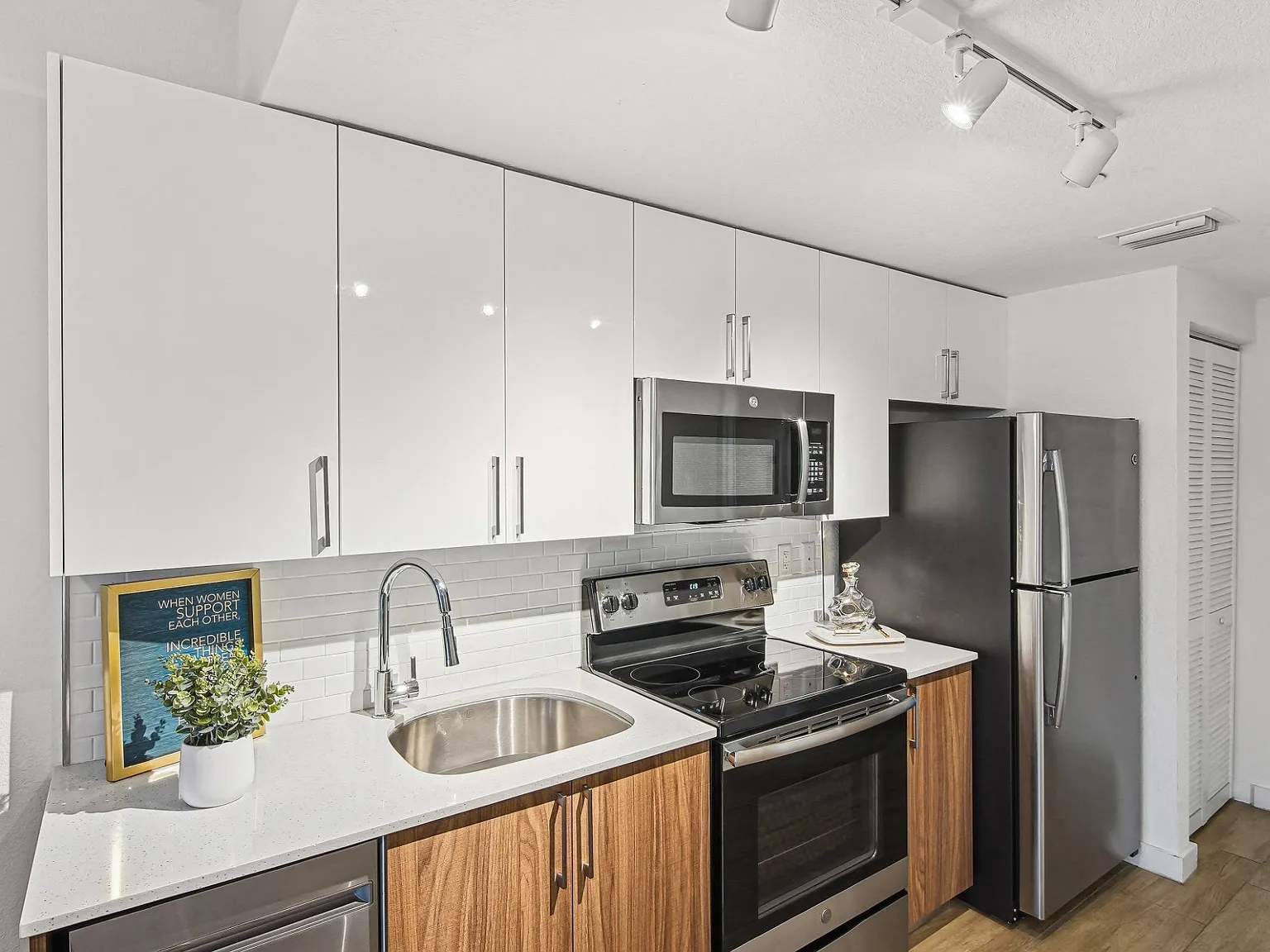 Twenty2 West — Photo 4