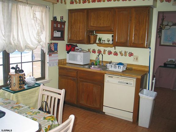4th image of 425 Dennis Dr