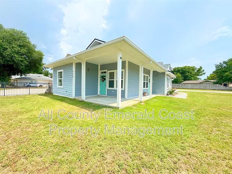 3 bed, 2.0 bath, 1900 sqft, $2,995 — Photo 3