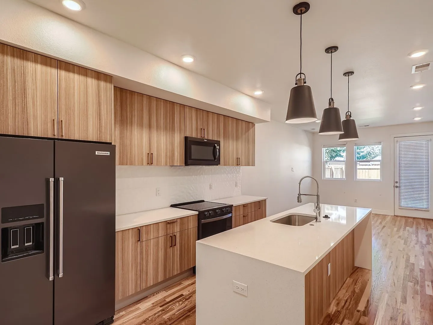 Lux 3 Bedroom Townhome with Private Yard — Photo 2
