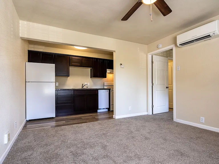 Sunset Village Apartments — Photo 18