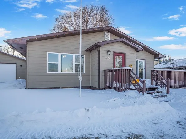 606 2nd St SW, Stanley, ND 58784